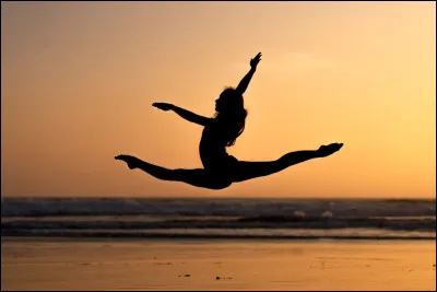 Elle a commencé sa carrière dans la comédie musicale et la danse :