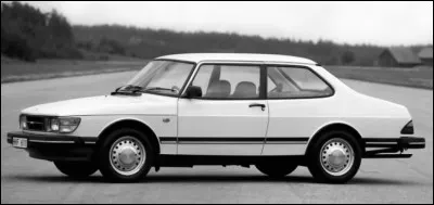 Bizarrerie de l'automobile, certains disent que cette voiture a été conçue pour écouler le stock de la partie avant d'un modèle avec la partie arrière du nouveau modèle contemporain. Comment s'appelle cette voiture ?