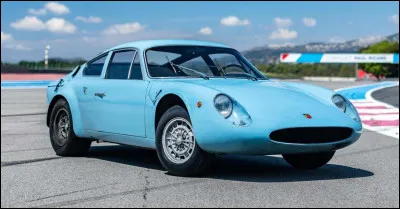 Victorieuse en endurance, cette voiture est née de la collaboration entre deux entités proches du géant automobile turinois. Comment s'appelle cette voiture ?