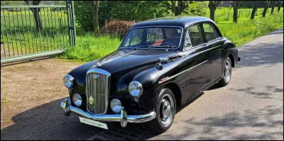 Lors des crises économiques, les voitures de luxe, de sport et de plaisir sont les premières à voir leurs ventes décroître. Heureusement pour le modèle en illustration, les années 1950 n'annonçaient pas une potentielle chute. Comment s'appelle cette voiture ?