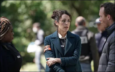 Dans la série "La Promesse", qui joue l'enquêtrice Sarah Castaing ?