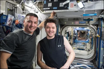 Qui détient le record actuel du plus long séjour dans l'espace avec 1 100 jours cumulés ?