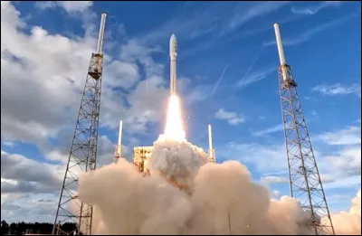 En décembre 1958, les USA envoient le premier satellite de communication nommé Score. Quel était le nom de la fusée monumentale ?