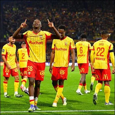 Lequel de ces termes désigne une habitation ouvrière typique de certaines régions de France ?