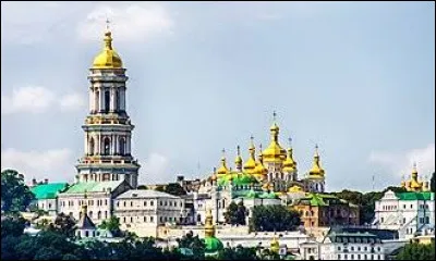 Je suis la capitale de l'Ukraine, je domine le fleuve Dniepr et possède un des monuments les plus connus du pays : La cathédrale Sainte-Sophie. De quelle ville s'agit-il ?