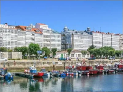 Je suis la capitale située à l'embouchure de la rivière Lagan, je fus une des grandes cités industrielles du XIXe siècle grâce notamment à mes chantiers navals. De quelle ville s'agit-il ?
