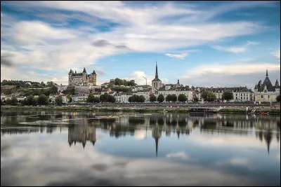 Quel fleuve traverse la ville de Saumur ?