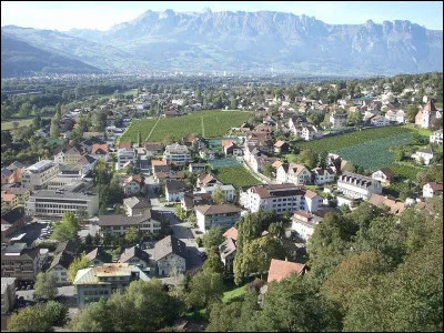 Je suis la capitale du Liechtenstein, je suis une place financière importante et le château qui me domine est le lieu de résidence de la famille princière. Comment se nomme cette ville ?