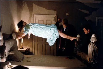 Dans quel film d'horreur un prêtre tente-t-il de sauver une petite fille possédée par le démon ?