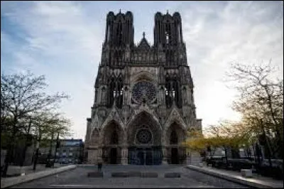 Qui a été le dernier un roi de France sacré à Reims ?
