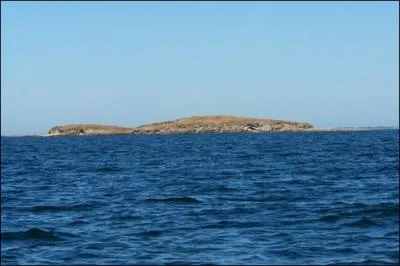 Cette petit le se situe  la sortie du golfe de Morbihan. Connaissez-vous son nom ?