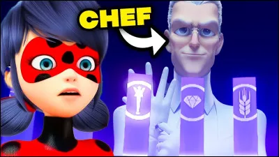 Alors que les membres de lorganisation secrète, le Royaume, assistent à la projection de cette annonce de nouvelles mesures, certains réagissent. Lequel de ces symboles holographiques ne séclaire pas en blanc ?