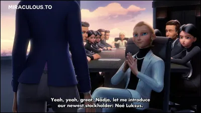 Quelle est la forme du sommet de la pyramide faisant office de plateau de jeu, lorsque Marinette joue avec lenfant quelle garde ?