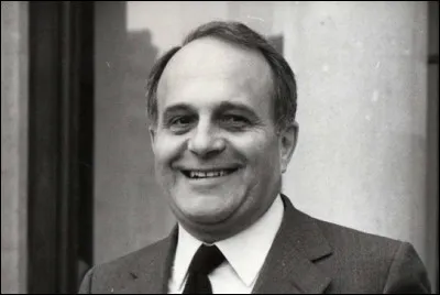 Joël Le Theule, maire à Sablé-sur-Sarthe décède en 1980. Quel jeune homme attaché parlementaire le remplace dans ses mandats électifs ?