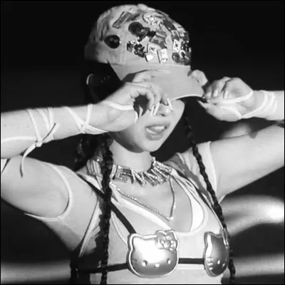 Quelles langues sait-elle parler fluidement ?