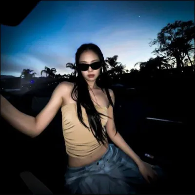 Combien a-t-elle d'abonnés sur Instragram ? ( arrondie au million )