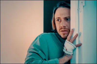 L'une de ces propositions désigne une nouvelle de Guy de Maupassant où un homme ignore s'il est atteint de troubles psychiatriques ou poursuivi par une ombre. Laquelle est-ce ?