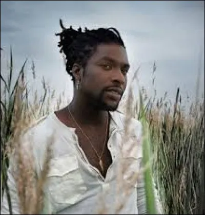 Qui a interprété le tube "Pense à moi" en 2005 ?