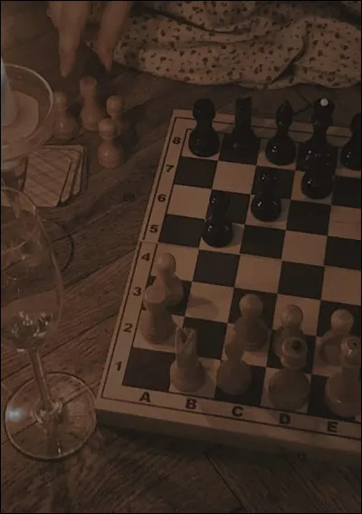 J � Jeux et divertissements Le jeu d�&eacute;checs utilise les termes �&eacute;chec et mat�.