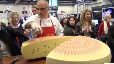 Combien de litres de lait faut-il pour réaliser une meule d'emmental ?