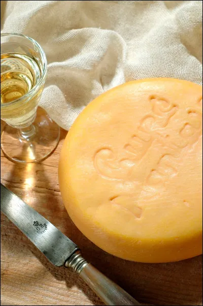 Originaire de Nantes, ce petit fromage à la croûte lavée orangée porte un nom ecclésiastique; Quel est-il ?