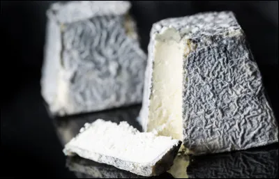 Ce fromage de chèvre berrichon doit sa forme de pyramide tronquée à Talleyrand "le diable boiteux", quelle en est la raison ?