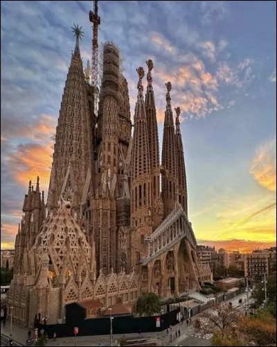 La Sagrada Familia, célèbre basilique inachevée, se trouve dans quelle ville ?