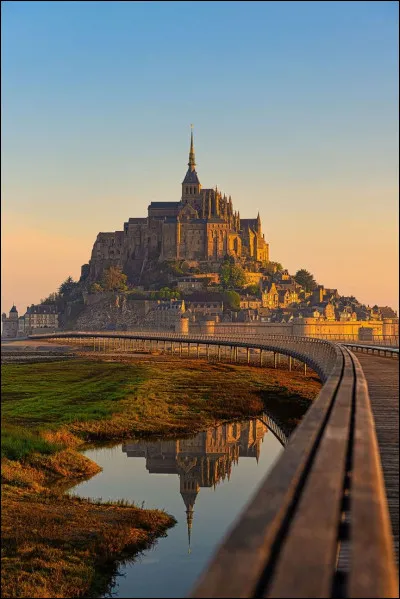Le Mont-Saint-Michel se situe dans quelle région française ?
