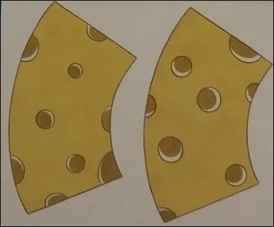 Par rapport à la tranche de fromage de gauche, celle de droite est :