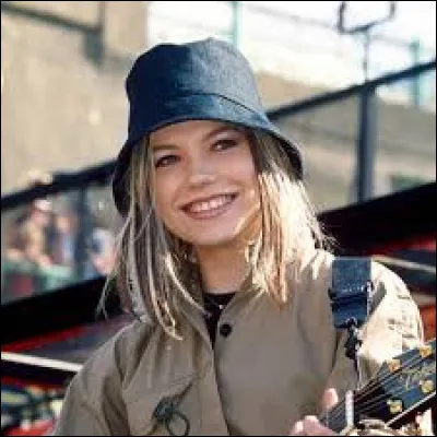 À quelle chanteuse doit-on le tube "Sitting Down Here" en 1999 ?