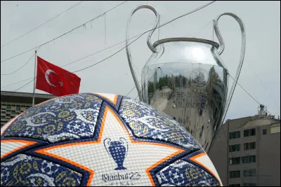 Quel club a remporté la toute première Ligue des champions en 1955 ?