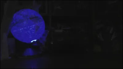 Dans la cour, tu es souvent...