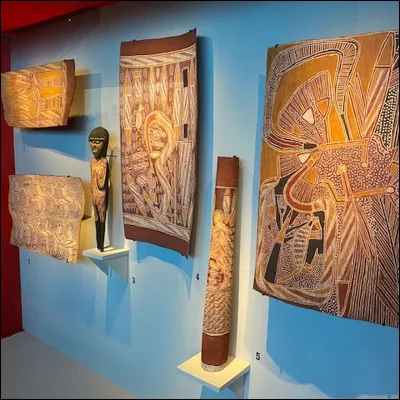 Pour quel peuple la peinture sur écorce est-elle une pratique d'art courante ?