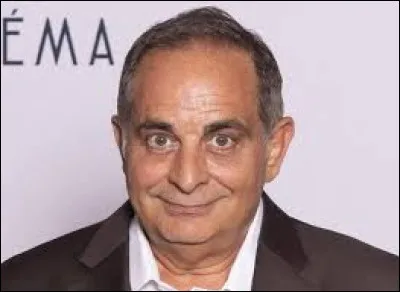 Comment s'appelle ce présentateur de l'émission de divertissement intitulée ''Y'a que la vérité qui compte'' ?