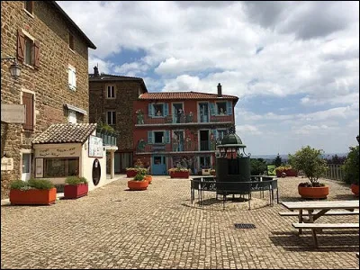 L'écrivain Gabriel Chevallier (1895-1969) s'est inspiré du village de Vaux-en-Beaujolais pour son roman publié en 1934 : quel en est le titre ?