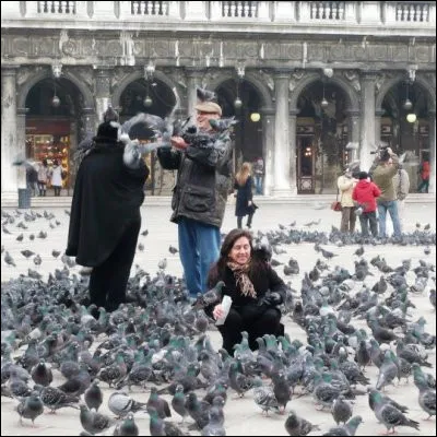 Quelle chanson de Charles Aznavour écrite par la romancière Françoise Dorin contient la phrase "Adieu tous les pigeons" ?