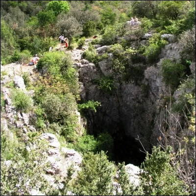 Quelle concrétion est formée par une réaction chimique résultant de lentrée dair chargé de dioxyde de carbone dans un aven ?