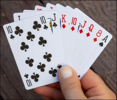 Si un joueur a cette combinaison de cartes à la belote et que l'atout est carreau, quelle est la carte la plus forte ?