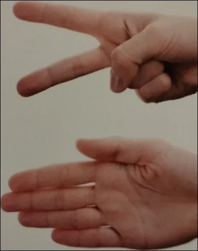 Au jeu du pierre-feuille-ciseaux, que symbolisent ces gestes ?