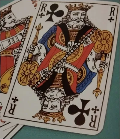 Quel est le prénom inscrit sur la carte du roi de trèfle ?