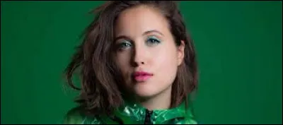 À quelle chanteuse doit-on le tube "No Roots" en 2016 ?