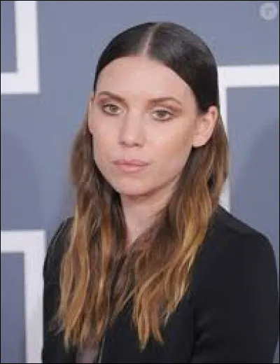 Qui a interprété le tube "I Follow Rivers" en 2011 ?