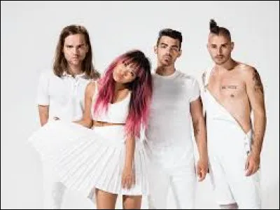 À quel groupe doit-on le tube "Cake By The Ocean" en 2015 ?