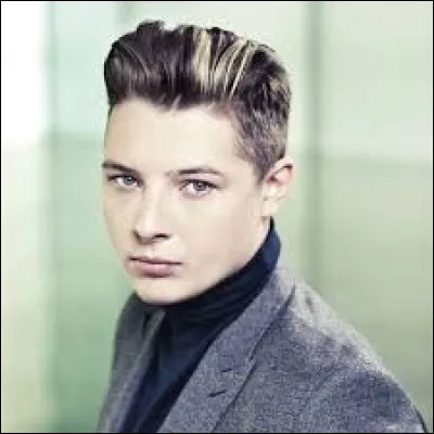 Qui a interprété le tube "Love Me Again" en 2013 ?