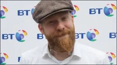 À quel chanteur doit-on le tube "Too Close" en 2011 ?