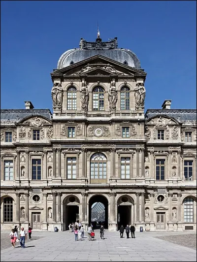 Quel est ce nom de ce pavillon, oeuvre de l'architecte Jacques Lemercier - commencé sous le règne de Louis XIII en 1624 et achevée sous le règne de Louis XIV en 1654 - dont le dernier étage décoré de cariatides domine le côté ouest de la cour carrée ?