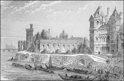 Quel souverain décide la transformation du château du Louvre en palais ?