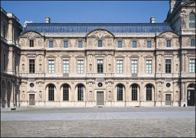 Quel nom porte cette cour bordée par la façade renaissance réalisée au milieu du XVIe sur l'emplacement de la forteresse médiévale ?