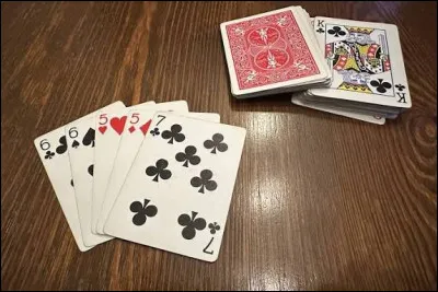 Pierre et Jean jouent avec un jeu de cartes, Pierre retire tous les rois, dames, valets et ''as'' et mélange le reste du jeu ; il prend les ''as'' et demande à Jean d'en replacer un à un endroit aléatoire du jeu. Quelle est la probabilité que Jean remette un ''as'' à côté d'un roi ?