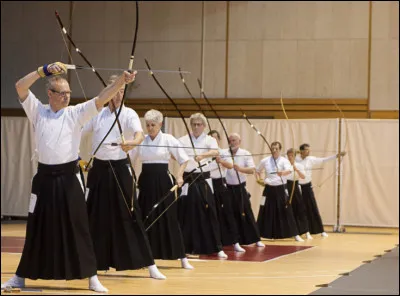 Quel est le nom de cette technique traditionnelle du Japon, dont le but est d'atteindre une cible situé à 28 mètres ?